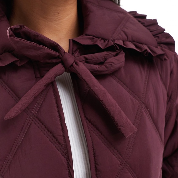 ASOS DESIGN quilted frill collar jacket with tie front in burgundy - Picture 3 of 5